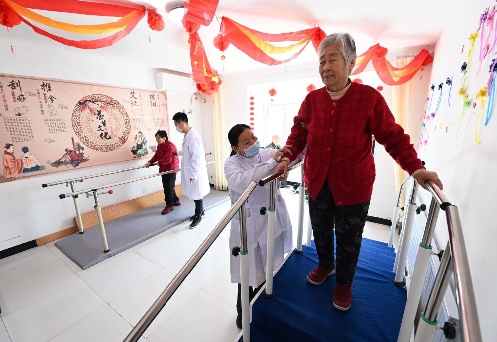在河北省香河縣安平鎮(zhèn)運(yùn)河新村醫(yī)養(yǎng)中心，老年人在進(jìn)行康復(fù)訓(xùn)練（2024年2月29日攝）。新華社記者 王曉 攝