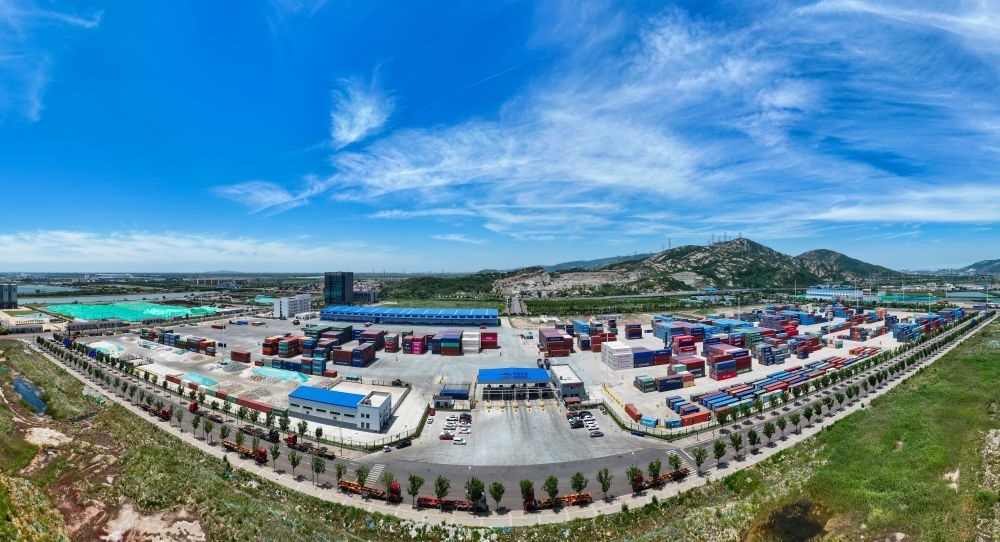 2024年6月26日拍攝的位于江蘇省連云港市連云區(qū)的上合組織（連云港）國(guó)際物流園內(nèi)的中國(guó)外運(yùn)集裝箱場(chǎng)站（無(wú)人機(jī)照片）。上合組織（連云港）國(guó)際物流園是連云港建設(shè)“一帶一路”交匯點(diǎn)強(qiáng)支點(diǎn)和上合組織國(guó)家出?；氐闹匾脚_(tái)載體。新華社記者 季春鵬 攝