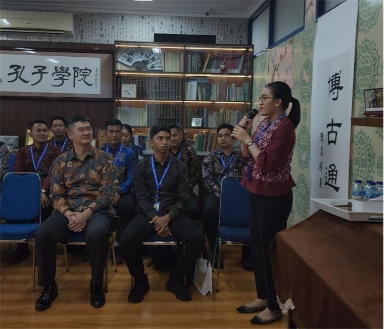 警察學(xué)員用漢語進行自我介紹 。活動主辦方供圖