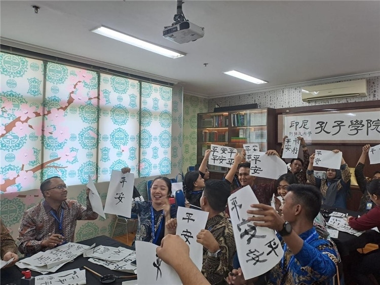 警察學(xué)員們展示書法學(xué)習(xí)成果?；顒又鬓k方供圖