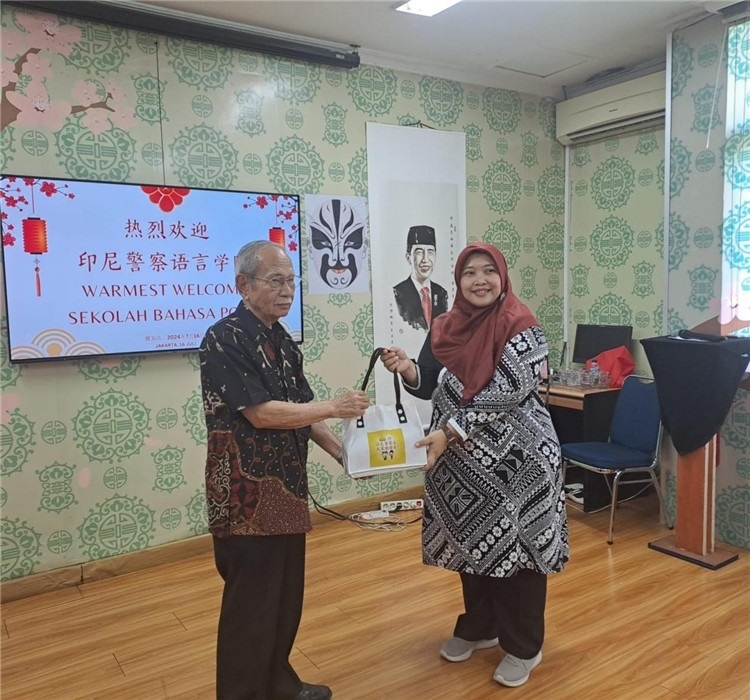 拉哈尤·蘇珊蒂與穆尼交換禮品。活動主辦方供圖