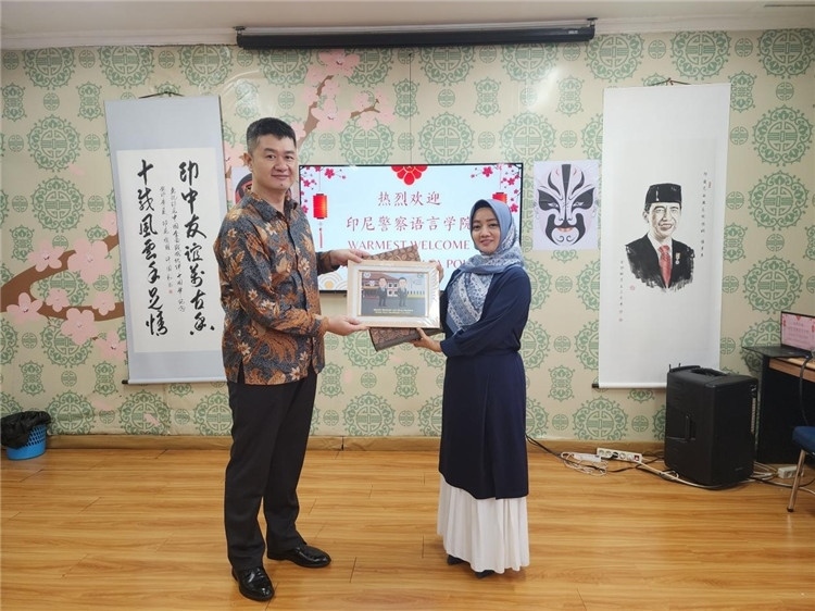 警察語言學(xué)院老師與王大昕交換禮品?；顒又鬓k方供圖