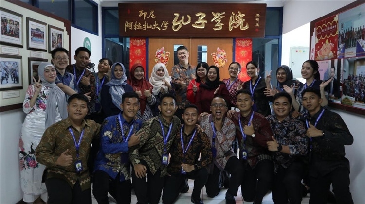 警察 學(xué)員們在孔院門口合影?；顒又鬓k方供圖