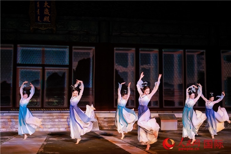 “光影北京——2024世界燈光師大會(huì)”開幕式當(dāng)晚的燈光秀表演。人民網(wǎng)記者 趙益普攝