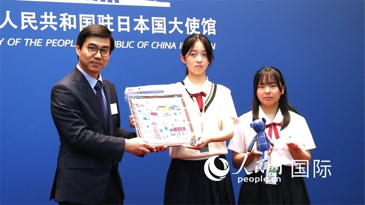 日本小大使向中國(guó)駐日本大使館臨時(shí)代辦施泳贈(zèng)送當(dāng)?shù)靥厣Y品。人民網(wǎng) 許可攝