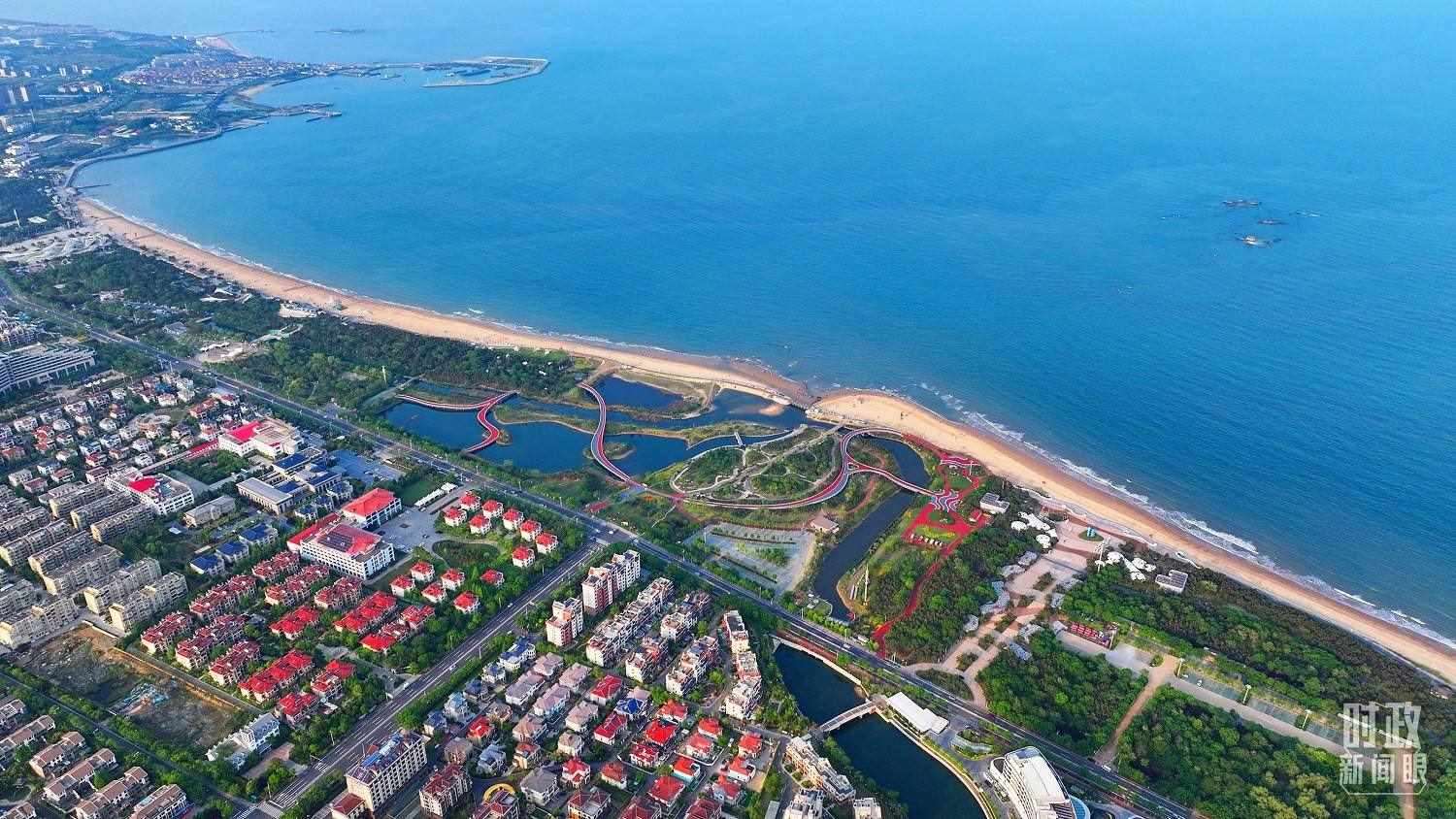 △日照市陽光海岸綠道。近年來，日照市對沿海裸露場地及岸線破損處進行生態(tài)修復，建成約28公里的陽光海岸綠道，為市民和游客提供了運動休閑好去處。（總臺央視記者范凱拍攝）