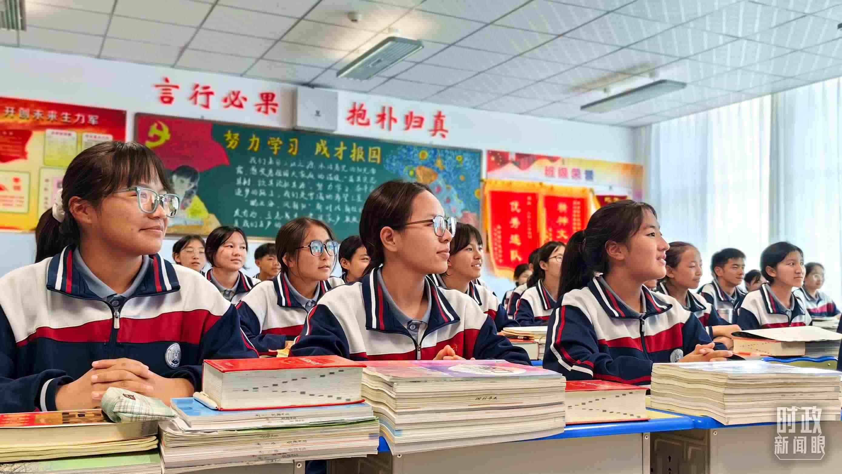 △果洛西寧民族中學高一（1）班的“新時代、新家鄉(xiāng)”主題思政課。（總臺央視記者段德文拍攝）