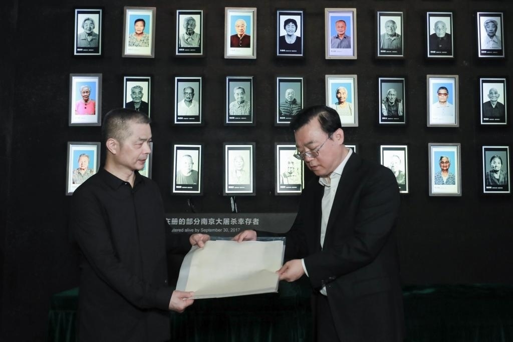 南京大屠殺幸存者高如琴的兒子向軍向侵華日軍南京大屠殺遇難同胞紀(jì)念館捐贈(zèng)高如琴老人相關(guān)物品。（侵華日軍南京大屠殺遇難同胞紀(jì)念館供圖）