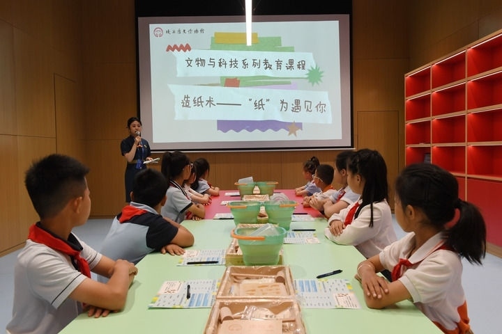 2024年5月18日，小學(xué)生在陜西歷史博物館秦漢館參加“文物與科技”系列教育課程。新華社記者 李一博 攝