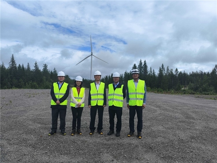 中國駐瑞典大使崔愛民(中)走訪中廣核歐能瑞典公司。中國駐瑞典大使館供圖