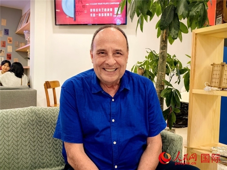 巴西坎皮納斯州立大學(xué)文學(xué)院資深教授弗朗西斯科·福特·哈德曼接受人民網(wǎng)專(zhuān)訪。人民網(wǎng)記者 符園園攝