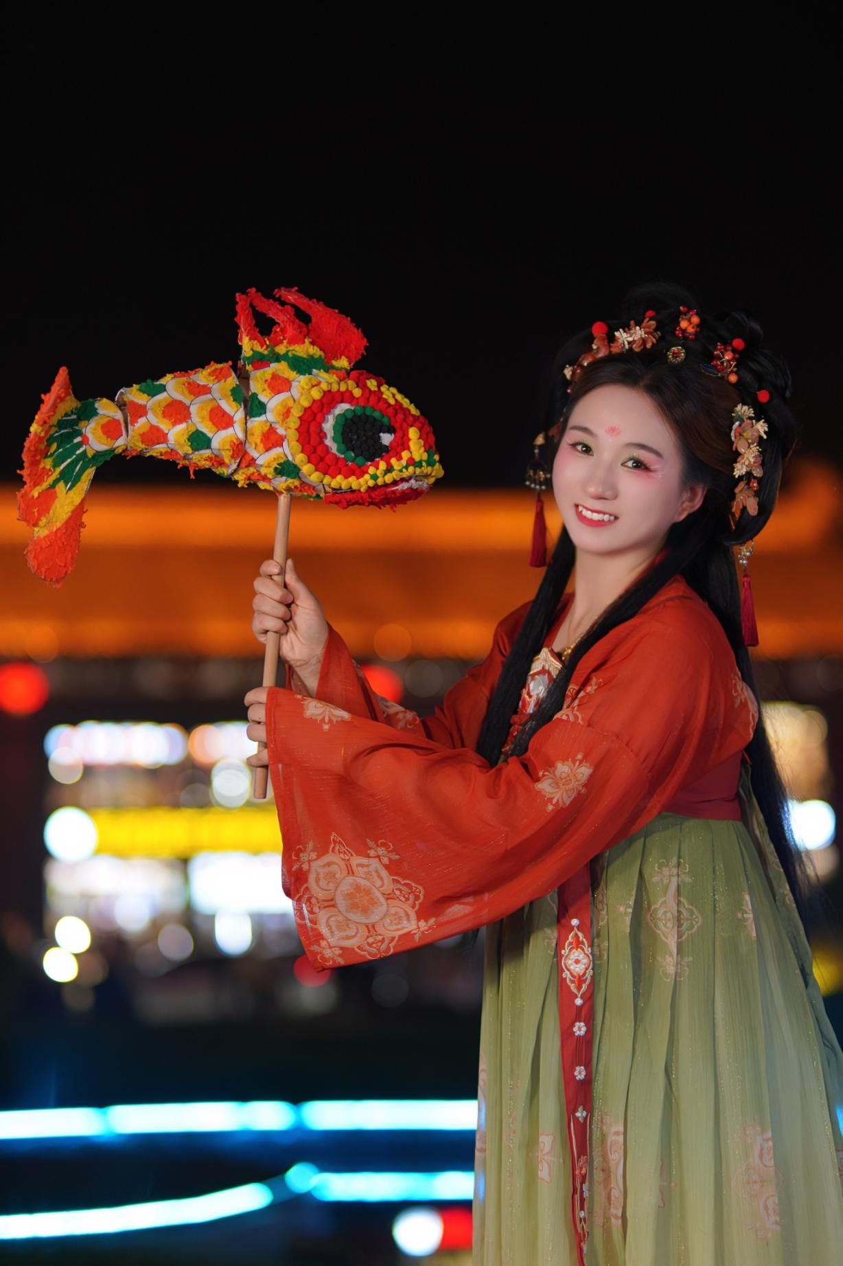 游客身穿漢服漫步在西安大唐不夜城。受訪(fǎng)者供圖