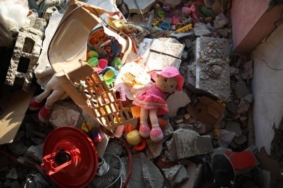 這是7月18日在加沙地帶中部努賽賴特難民營拍攝的遭到以軍襲擊的建筑廢墟。新華社發(fā)（馬爾萬·達(dá)烏德攝）