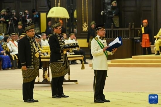  7月20日，馬來西亞總理安瓦爾（右）在吉隆坡出席最高元首登基儀式。新華社發(fā)（馬來西亞新聞局供圖）
