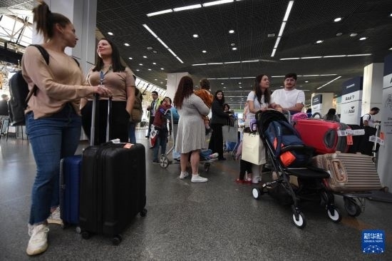 7月19日，受影響航班的旅客在巴西首都巴西利亞機(jī)場等待。新華社發(fā)（盧西奧·塔沃拉 攝）