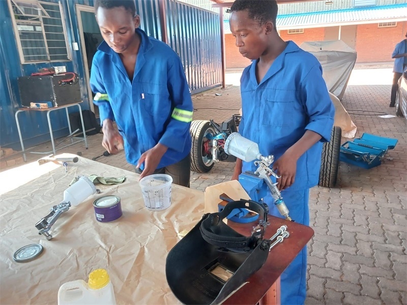 南非學(xué)生認(rèn)真改造“老爺車”。索尚古夫技術(shù)高中供圖