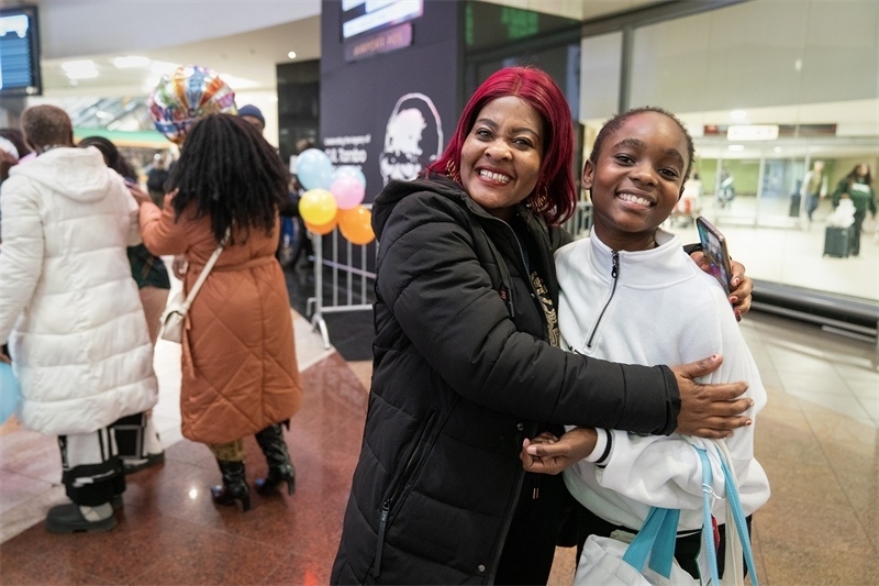 學(xué)生與家長(zhǎng)相擁歡慶。希拉茲·莫林?jǐn)z