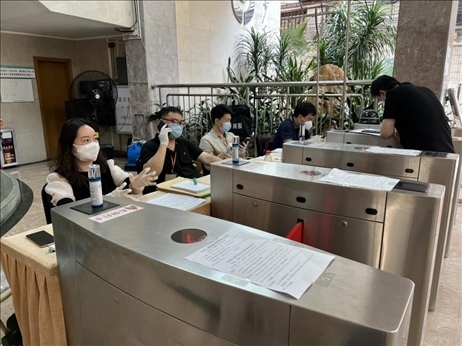 廣州市越秀區(qū)教育局現(xiàn)場審核返區(qū)生辦理材料，采用“提前網(wǎng)上預(yù)約、現(xiàn)場分批辦理”的方式進(jìn)行。廣州市越秀區(qū)教育局供圖