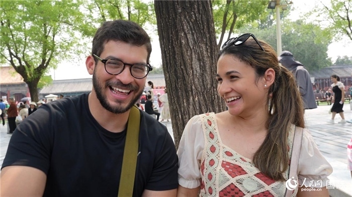 圖為巴拿馬籍游客阿德里安·岡薩雷斯（Adrian Gonzalez）（左）和丹尼斯·岡薩雷斯（Denisse Gonzalez）（右）。人民網(wǎng)記者 吳超嵐攝