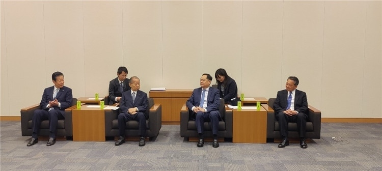 4月11日，楊萬明會長在東京會見日中友好議員聯(lián)盟會長二階俊博（左二）。中國人民對外友好協(xié)會供圖
