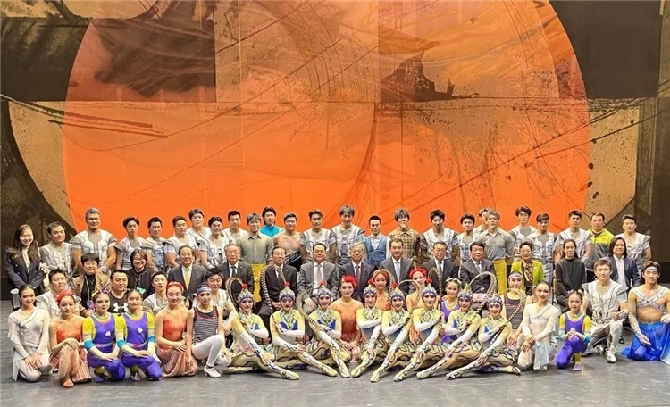 4月12日，中國人民對外友好協(xié)會會長楊萬明、駐日大使吳江浩及來自36國70位駐日使節(jié)代表等現(xiàn)場觀看中國雜技團東京公演。中國人民對外友好協(xié)會供圖