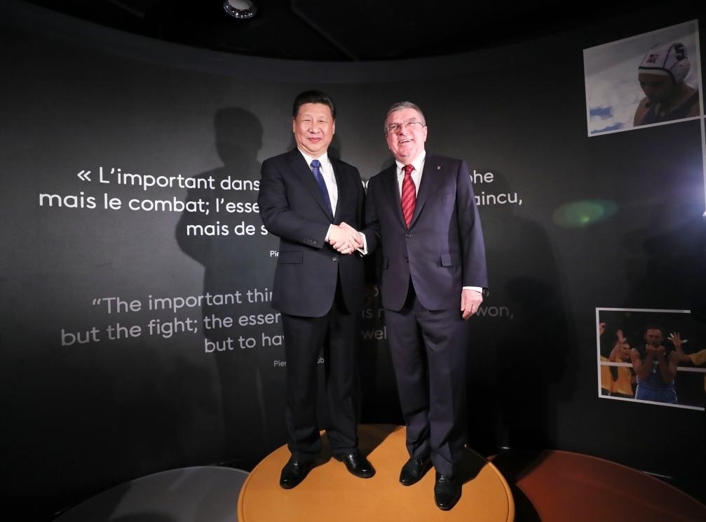 2017年1月18日，國家主席習(xí)近平在瑞士洛桑國際奧林匹克博物館會見國際奧林匹克委員會主席巴赫。這是習(xí)近平和巴赫在奧運(yùn)冠軍領(lǐng)獎臺上合影。新華社記者 蘭紅光 攝