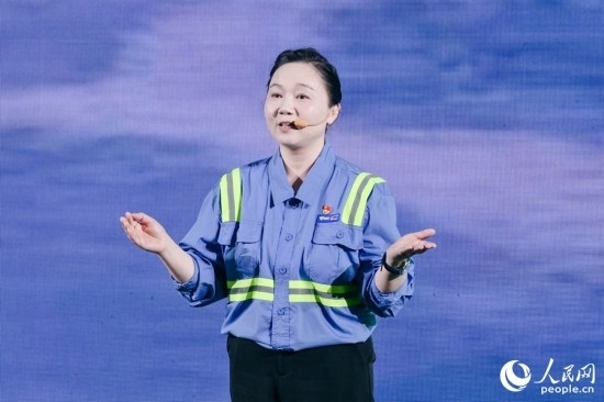 黃英紅講述在互聯(lián)網(wǎng)“種地”的故事。人民網(wǎng)攝