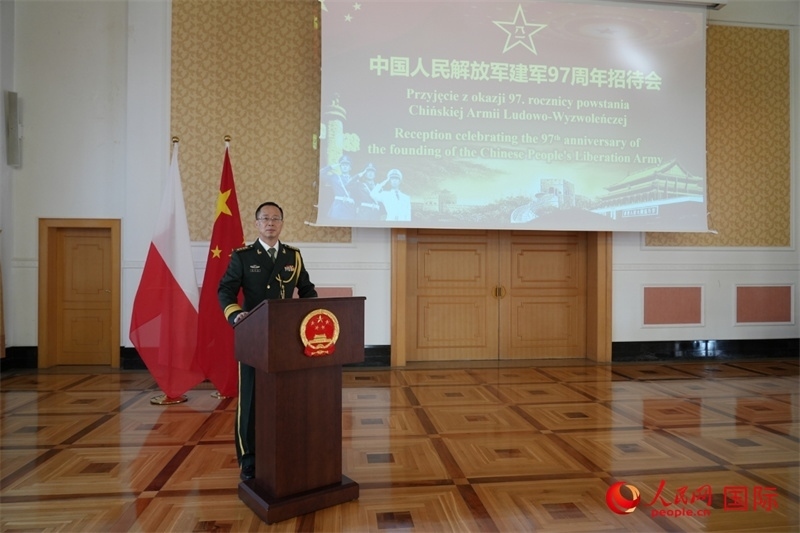 波蘭使館國防武官張寅生大校在招待會上致辭。人民網(wǎng)記者 李增偉攝 