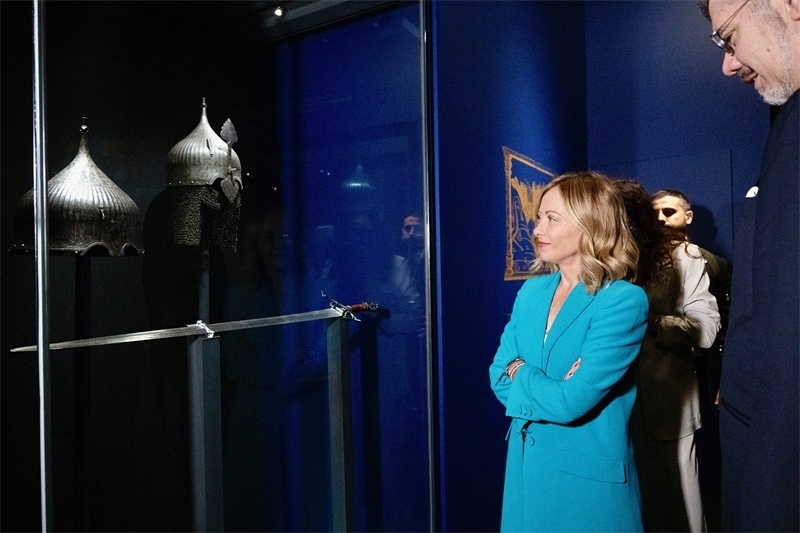 意大利總理梅洛尼參觀展覽“傳奇之旅：馬可·波羅與絲綢之路上的世界”。 (意大利總理府供圖)