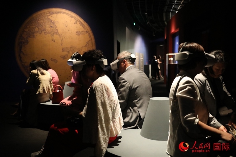 嘉賓在展覽“傳奇之旅：馬可·波羅與絲綢之路上的世界”VR體驗(yàn)區(qū)參觀。人民網(wǎng) 殷韜攝