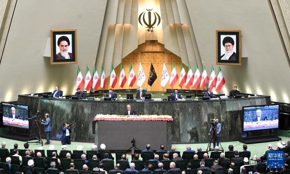 7月30日，佩澤希齊揚(yáng)（中）在伊朗德黑蘭的伊朗議會(huì)宣誓就任伊朗總統(tǒng)后發(fā)表就職演說(shuō)。新華社記者 沙達(dá)提 攝