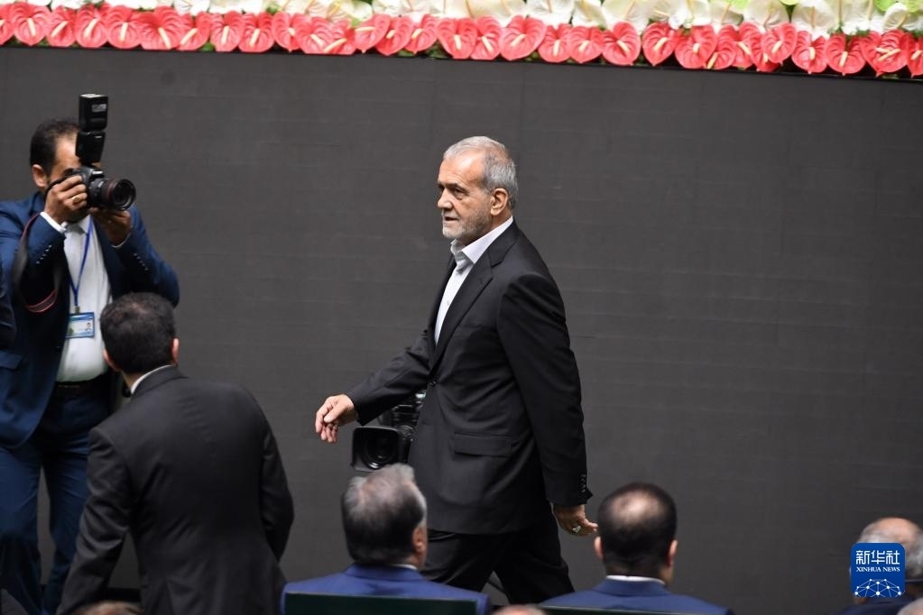 7月30日，在伊朗德黑蘭的伊朗議會(huì)，佩澤希齊揚(yáng)（中）抵達(dá)總統(tǒng)就職典禮現(xiàn)場(chǎng)。新華社記者 沙達(dá)提 攝