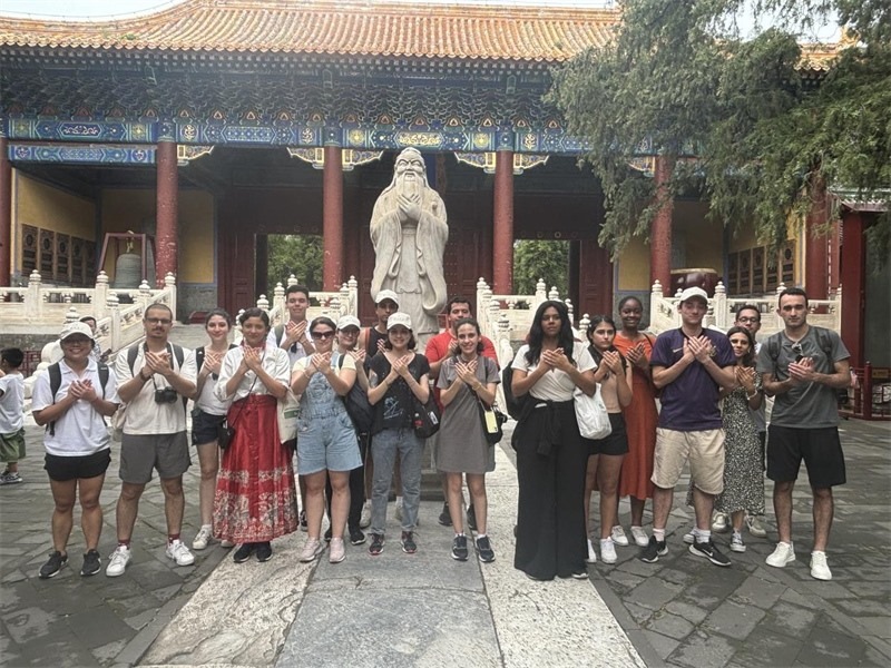 在中國和巴西共迎兩國建交50周年之際，巴西圣保羅州立大學(xué)孔子學(xué)院今年7月成功組織多批、近40名巴西青少年來華進行短期訪問交流，圖為訪問團成員參加文化體驗活動。 巴西圣保羅州立大學(xué)孔子學(xué)院供圖