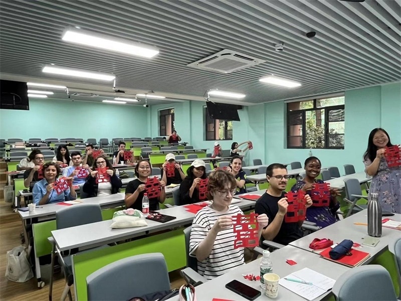 在中國和巴西共迎兩國建交50周年之際，巴西圣保羅州立大學(xué)孔子學(xué)院今年7月成功組織多批、近40名巴西青少年來華進行短期訪問交流，圖為訪問團成員參加文化體驗活動。 巴西圣保羅州立大學(xué)孔子學(xué)院供圖