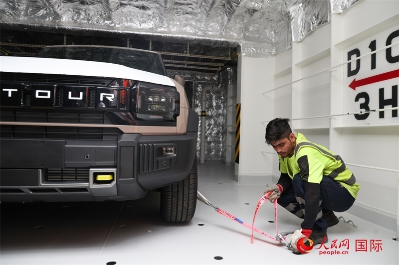 工人正在進行卸車作業(yè)。人民網記者任皓宇攝