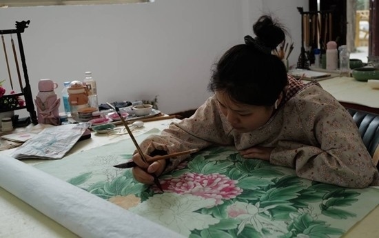 當(dāng)?shù)剞r(nóng)民畫師正在作畫。受訪者供圖