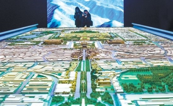 首都博物館“輝煌中軸”展廳內(nèi)，十六米長的中軸線沙盤，配以立體投影技術(shù)，展現(xiàn)北京中軸線之壯美。 本報(bào)記者 武亦彬攝