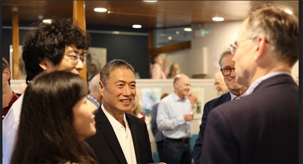 盧中見(jiàn)與嘉賓交流中國(guó)畫(huà)。許晉熙攝