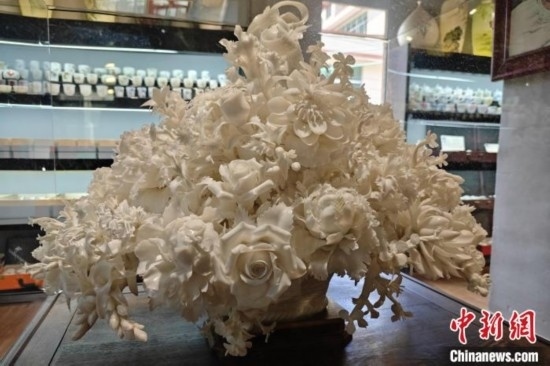 福建德化陶瓷以“白”見長，因白如雪、明如鏡、薄如紙、聲如磬、潤如玉而享譽(yù)世界。 吳冠標(biāo) 攝