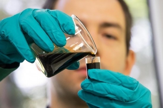 2022年5月24日，在匈牙利薩茲豪隆包陶多瑙河煉油廠，一名工人對通過阿德里亞輸油管道運達的原油樣品進行質量分析。新華社發(fā)（弗爾季·奧蒂洛攝）