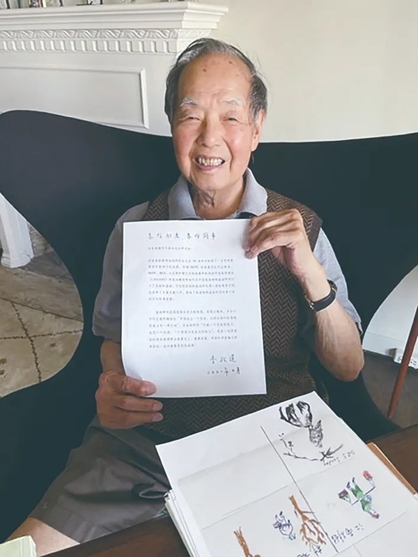 李政道先生曾面對(duì)鏡頭展示給中國(guó)高能物理事業(yè)的寄語。圖片來源：中國(guó)科學(xué)報(bào)