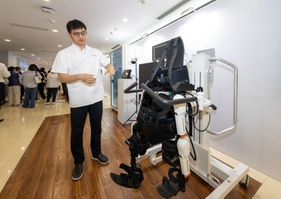 2024年5月24日，在位于上海市嘉定區(qū)的上海交通大學醫(yī)學院附屬瑞金醫(yī)院腫瘤質(zhì)子中心，工作人員介紹由瑞金醫(yī)院醫(yī)生和醫(yī)療公司共同研發(fā)的用于恢復(fù)患者下肢的醫(yī)療機器人。新華社記者 王翔 攝