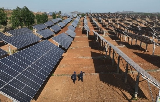 2024年4月16日，工人在河北省石家莊市靈壽縣譚莊鄉(xiāng)程家莊村的“農(nóng)光互補”光伏發(fā)電場巡查（無人機照片）。新華社記者 楊世堯 攝