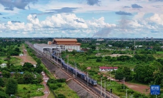 8月5日，由老撾籍火車司機(jī)獨(dú)立駕駛的滿載貨物的列車駛出萬(wàn)象站，向中國(guó)昆明進(jìn)發(fā)（無(wú)人機(jī)照片）。新華社發(fā)（楊永全 攝）