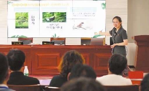 圖②：法官給旁聽群眾講解破壞生態(tài)環(huán)境的危害和法律后果。