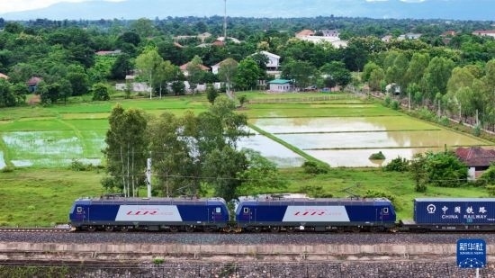 8月5日，由老撾籍火車司機(jī)獨(dú)立駕駛的滿載貨物的列車駛出萬(wàn)象站，向中國(guó)昆明進(jìn)發(fā)（無(wú)人機(jī)照片）。新華社發(fā)（楊永全 攝）