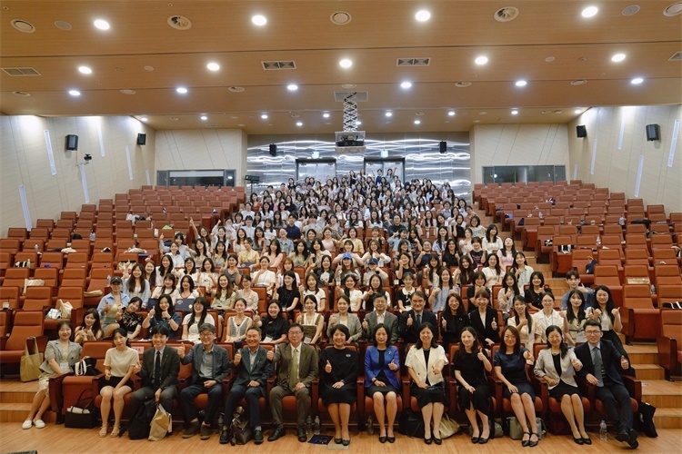 8月5日，第十一屆在韓國(guó)際中文教育志愿者崗中培訓(xùn)舉行開班儀式。圖為活動(dòng)現(xiàn)場(chǎng)合影。 教育部中外語言交流合作中心供圖