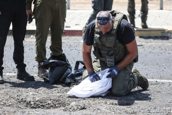 8月6日，在以色列納哈里亞，警方在無人機襲擊現(xiàn)場開展工作。以色列國防軍6日發(fā)表聲明說，多架無人機當(dāng)天從黎巴嫩射向以色列，造成以色列邊境城市納哈里亞數(shù)名平民受傷。新華社/基尼圖片社