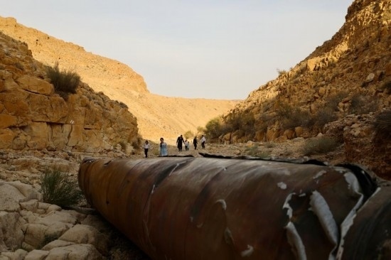 這是4月28日在以色列南部城市阿拉達(dá)附近拍攝的伊朗導(dǎo)彈殘骸。新華社發(fā)（賈馬爾·阿瓦德攝）