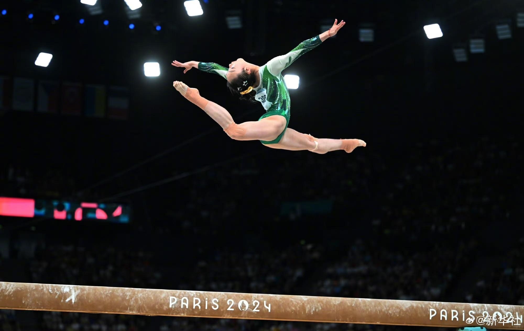 巴黎奧運會體操女子平衡木比賽中，中國選手周雅琴的靚麗身姿